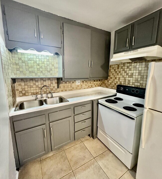 Building Photo - Fresh, Comfortable & Easy to Show!
