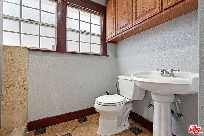 Building Photo - 1750 W 49th St
