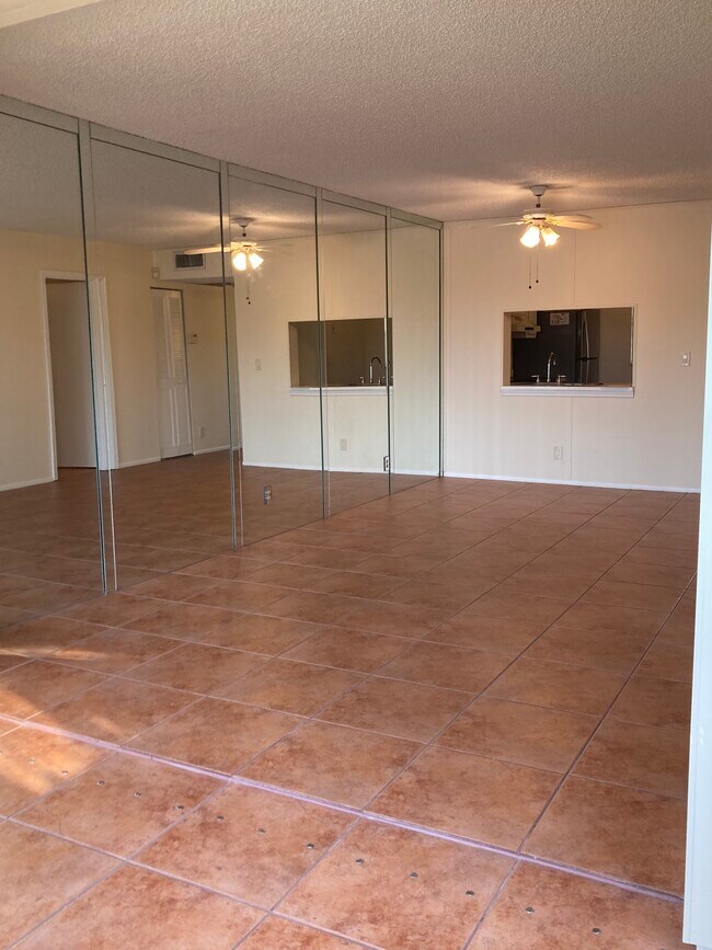 Building Photo - 9440 Poinciana Pl
