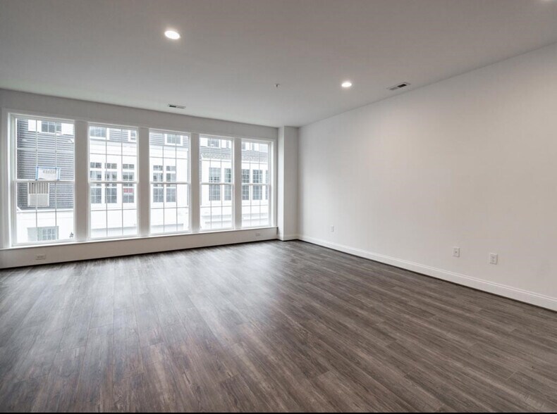 Building Photo - 321 Parade St