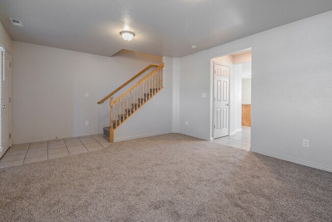 Building Photo - Hidden Valley Townhome Available -  Most utilities included!