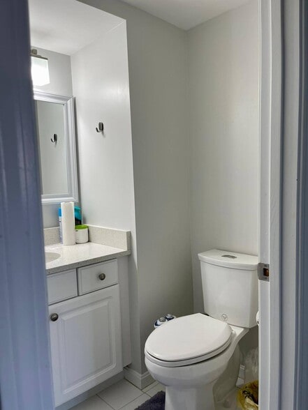 Guest Full Bath - 17 America Way