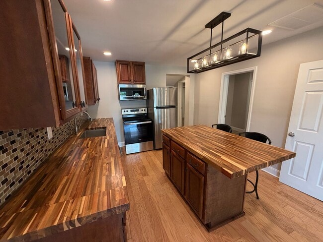 Building Photo - Cute 3 BR 1 BA in Mt Pleasant - Available Immediately!