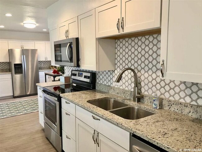 Building Photo - Modern Comfort Meets Classic Charm – Spacious Alachua Rental