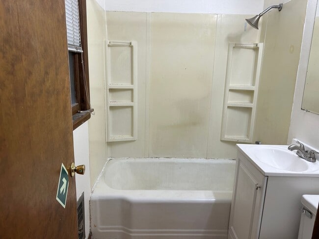 Building Photo - 2 BDRM 1 BTH Lower Unit Duplex in nice nei...