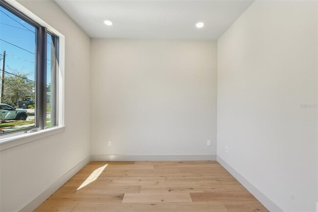 Building Photo - 1412 S Moody Ave