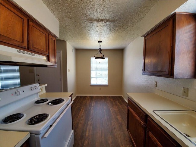 Building Photo - 215 Roberts Cir