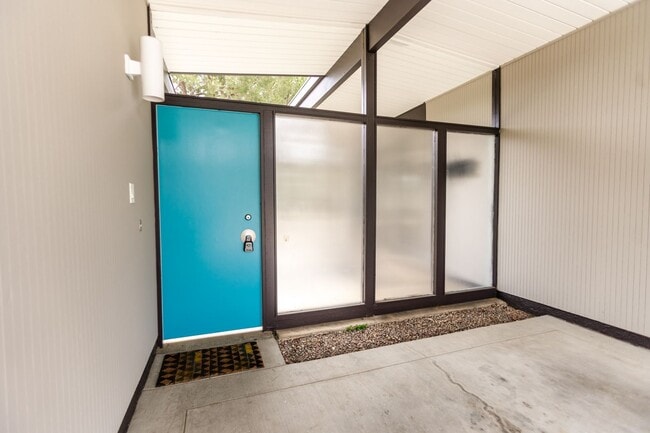 Building Photo - 814 E Ferndale Ave