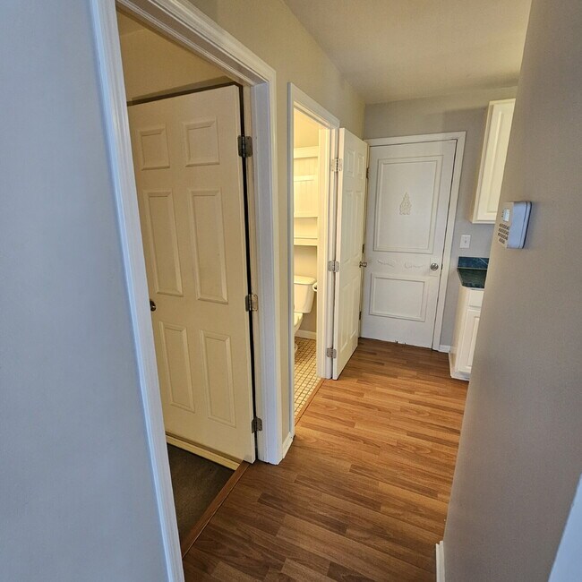 Building Photo - 2 Bedroom, 1.5 Bath Townhouse with Galley Kitchen & All Appliances, Open Living Area, Finished Ba...