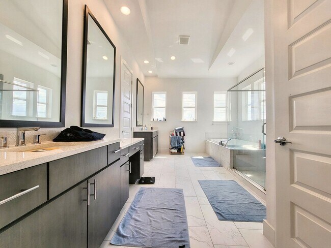 Building Photo - Spacious & Modern 3BR 2.5/BA Home with Lar...