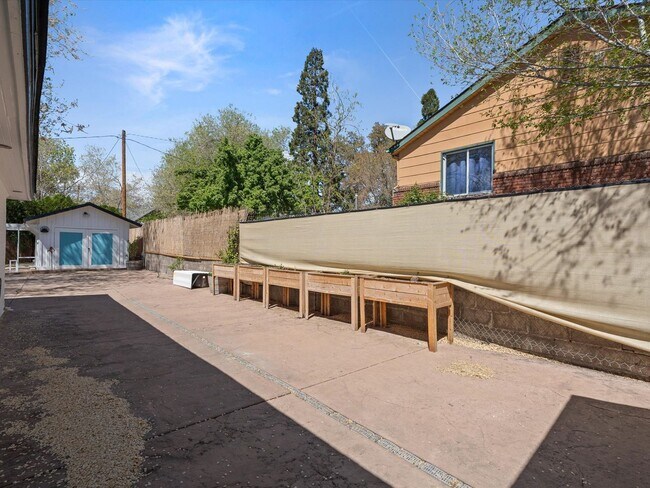 Building Photo - 2 bed, 1 bath with built in office near UNR