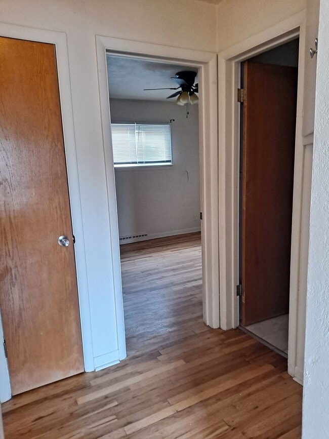 Building Photo - 949-4 Pendragon 426-426 1/2 Polk Street