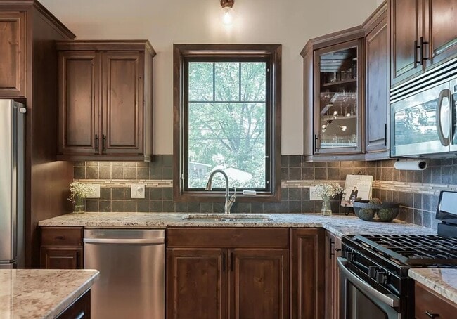 Building Photo - 2820 Overlook Dr