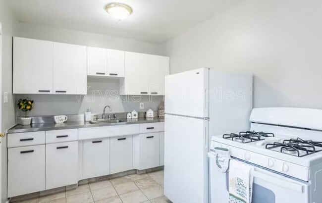 Building Photo - 2044 Red Robin Ln