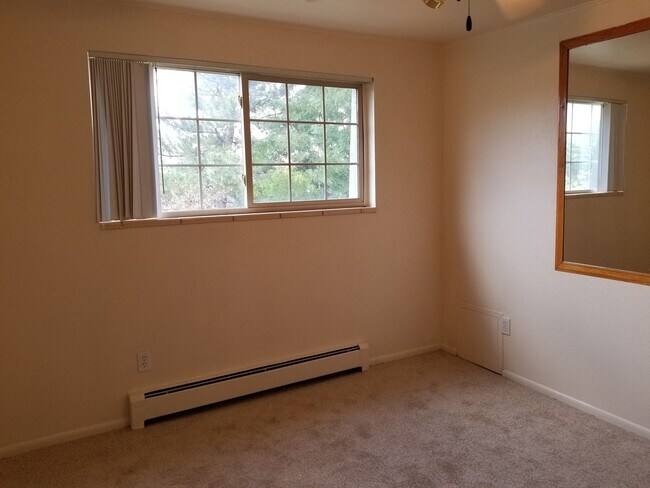 Building Photo - RENT SPECIAL! 1 BD on the TOP FLOOR. Cats ...