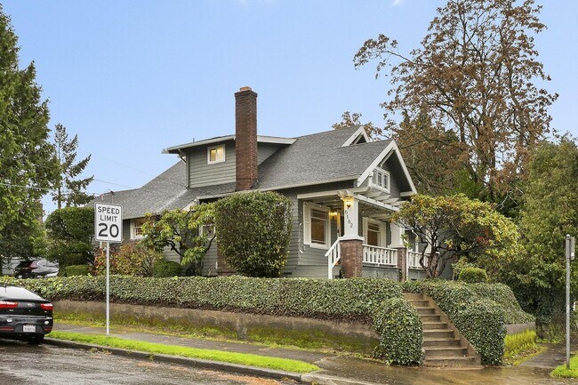 Building Photo - 3 bedroom, 2 bath gorgeous home now available by Mt. Tabor Park in SE Portland!