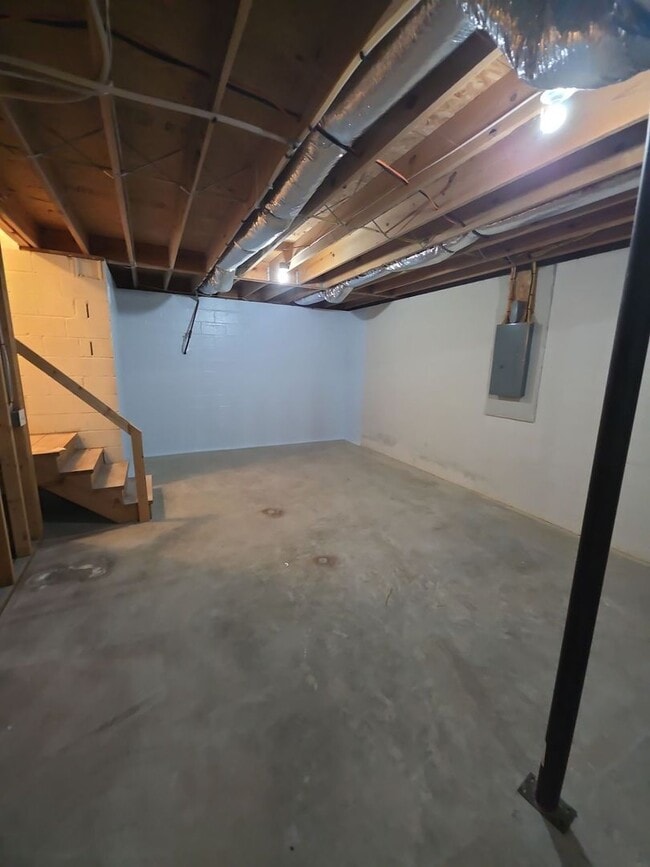 Building Photo - Bright 3 Bedroom Home with Basement, Backyard, and Garage