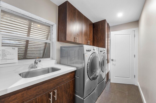 Building Photo - 811 Palm Trail