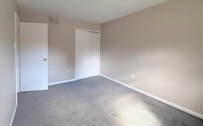 Building Photo - 9242 Woodcreek Ct