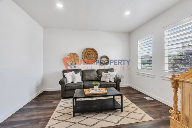 Building Photo - 213 W Prickly Pear Dr