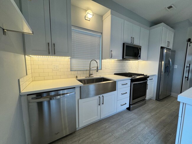 Building Photo - Modern 2 Bed, 2 Bath with Rooftop Patio!