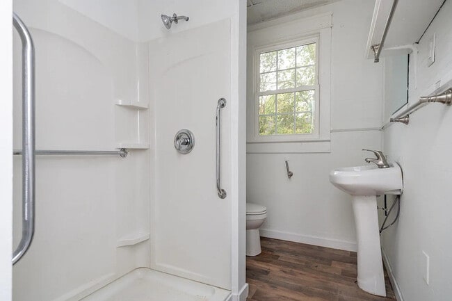 Building Photo - 408 Dickens Ave