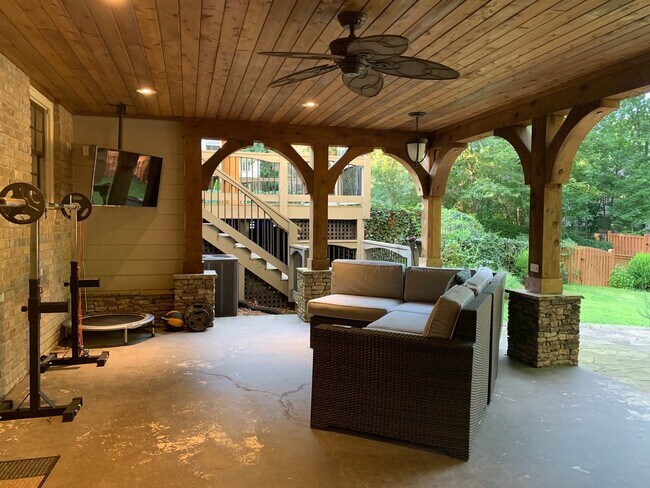 Building Photo - Hard to Find Rental Home in Heart of Dunwoody