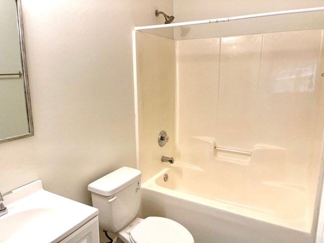 Building Photo - Welcome to this charming 3-bedroom, 3-bath...