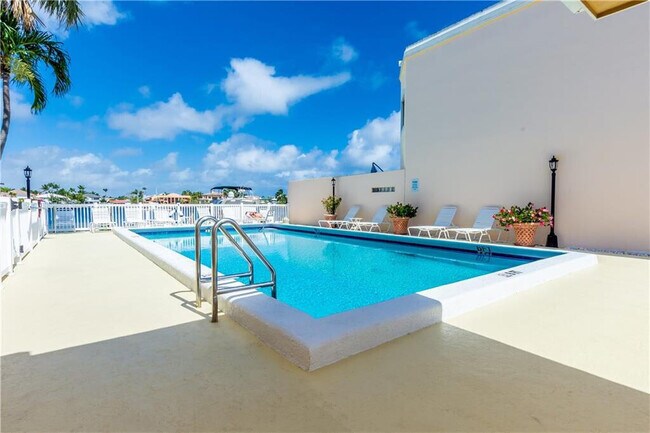 Building Photo - 100 Pelican Pointe Dr