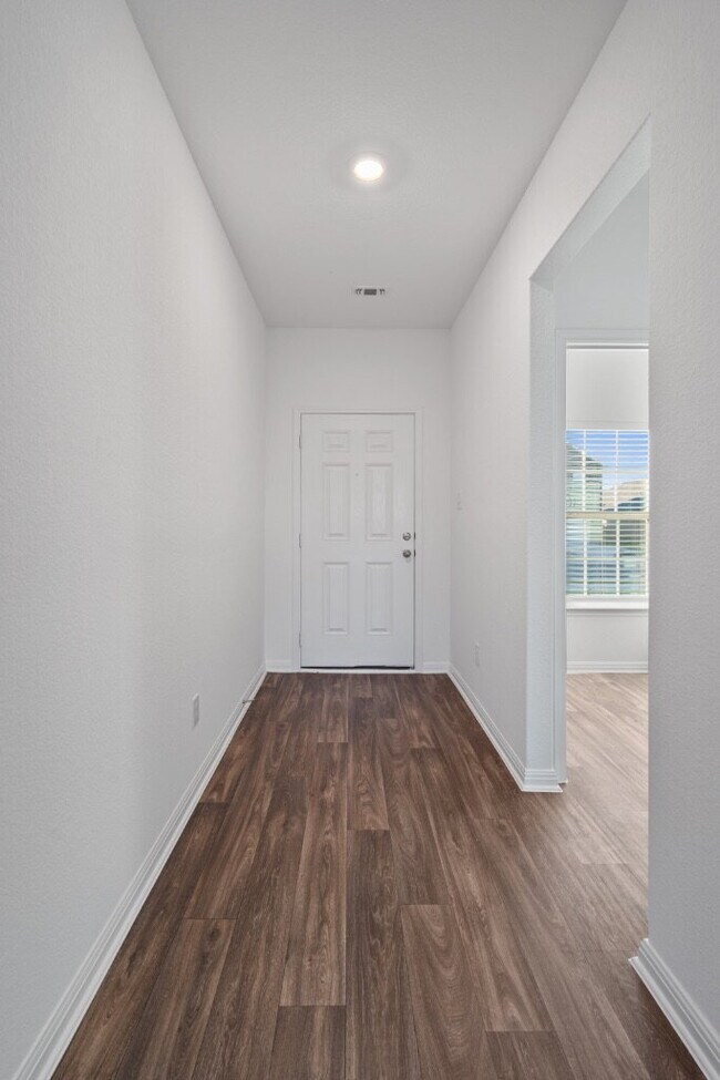 Building Photo - Step into a roomy Elgin residence designed for easy living and everyday convenience.
