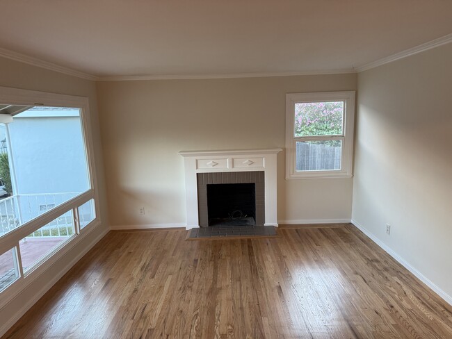 Building Photo - 701 Poinsettia Ave