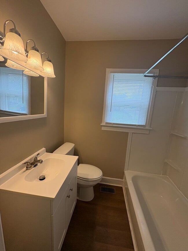 Building Photo - 2 Bed 1 Bath Single Family Brick Home!