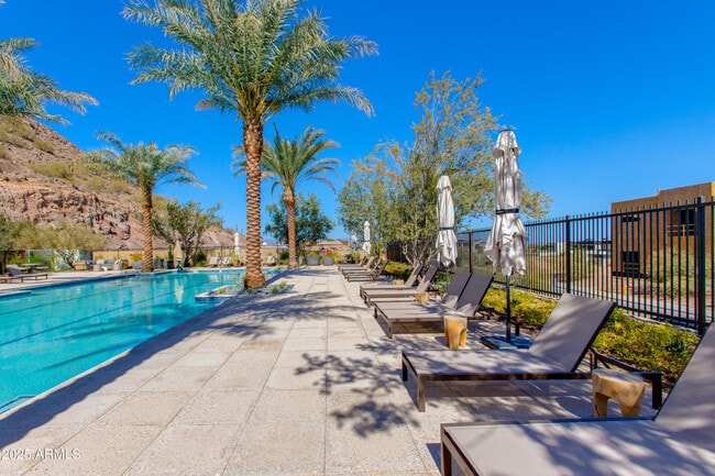 Building Photo - 5000 N Camelback Rdg Dr