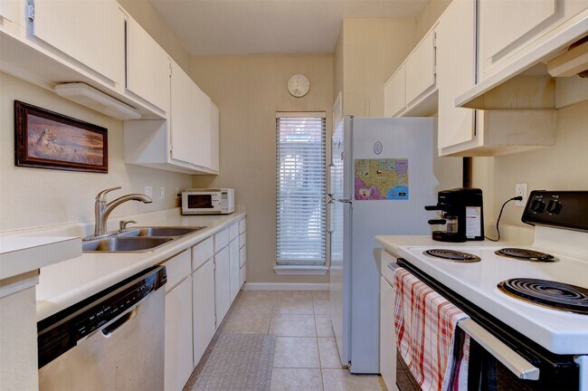 Building Photo - 2300 Augusta Dr