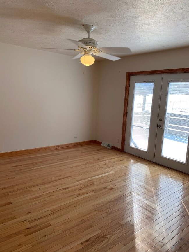 Building Photo - Country living close to the foothills