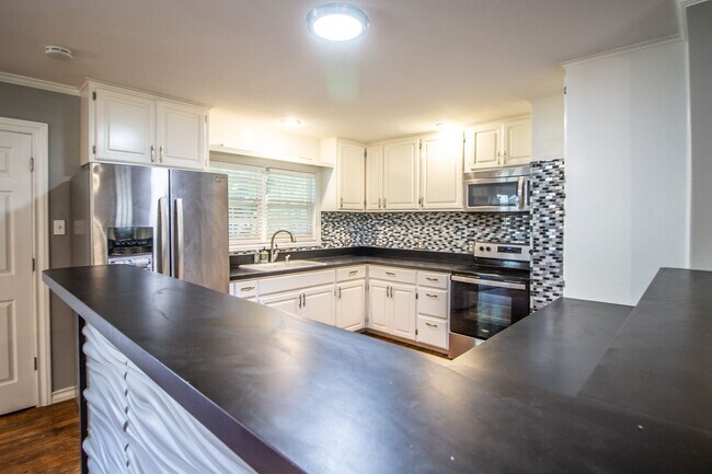 Building Photo - Spacious 3 bed 2 bath Home