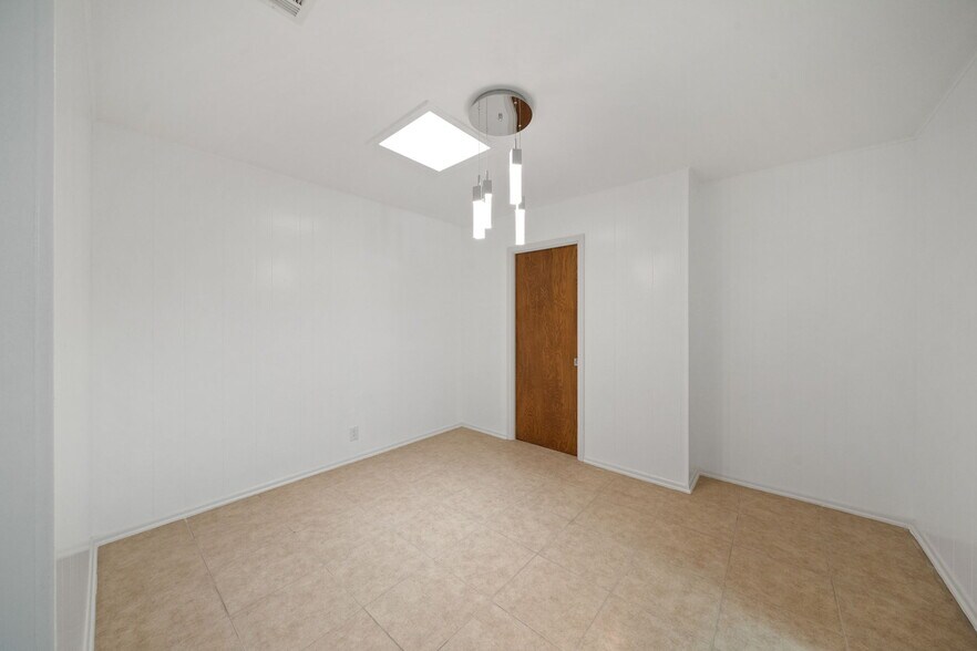 Building Photo - 8390 N Verde Dr