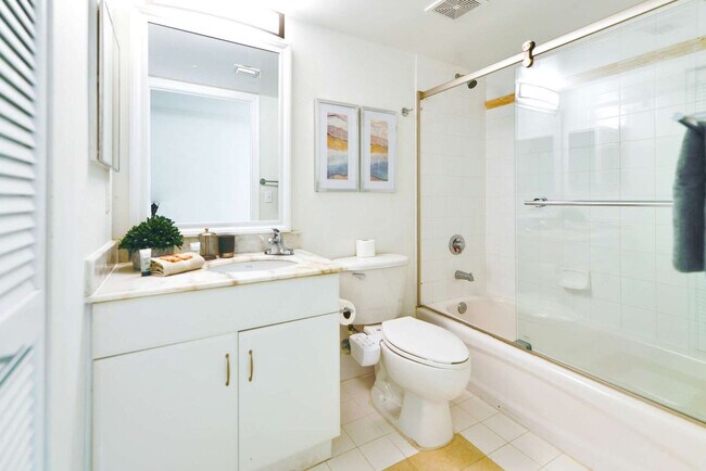 Building Photo - 1200 Brickell Bay Dr