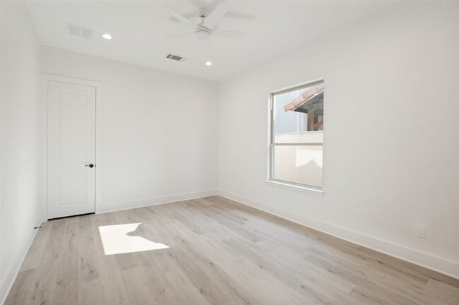 Building Photo - 2654 Mt View Dr