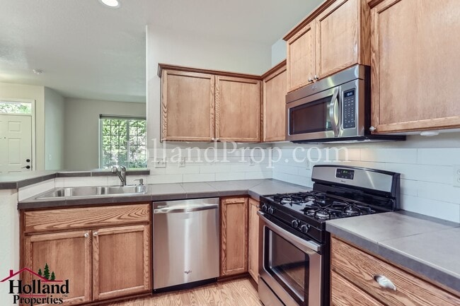 Building Photo - Beautiful 3 Bedroom Home with Community Pool, Hot Tub & 2-Car Garage in Hillsboro