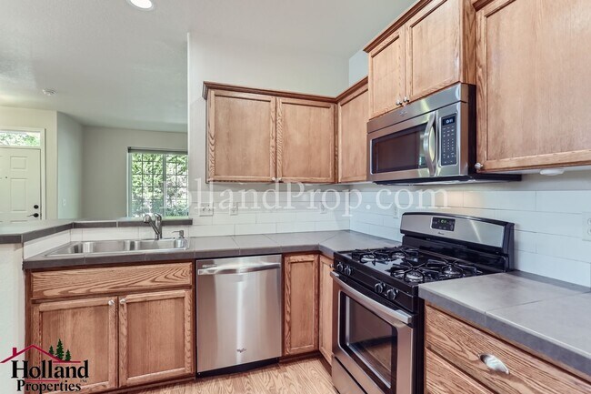 Building Photo - Beautiful 3 Bedroom Home with Community Pool, Hot Tub & 2-Car Garage in Hillsboro ** NEW PRICE $2...