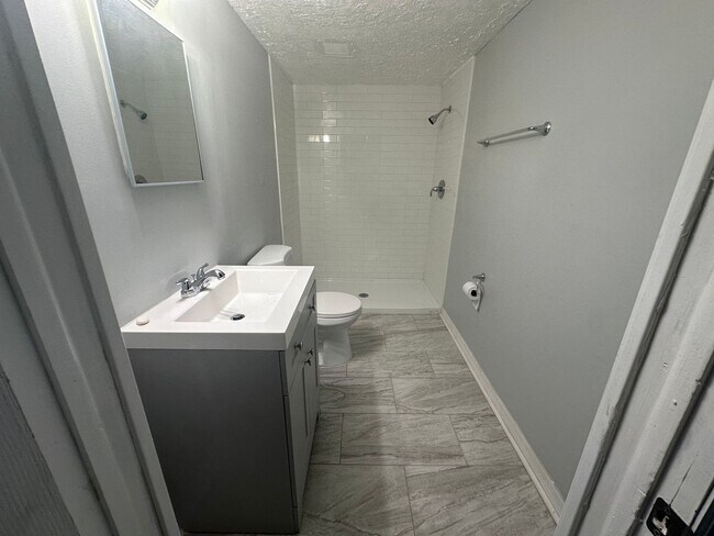 Building Photo - **Move in Ready** 3/2 Single Family home