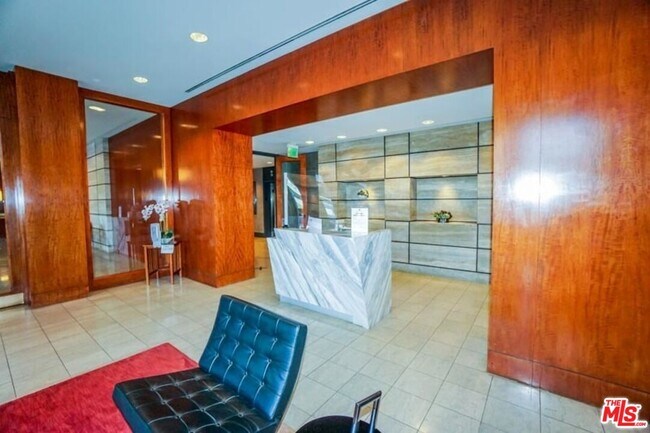 Building Photo - 800 W 1st St