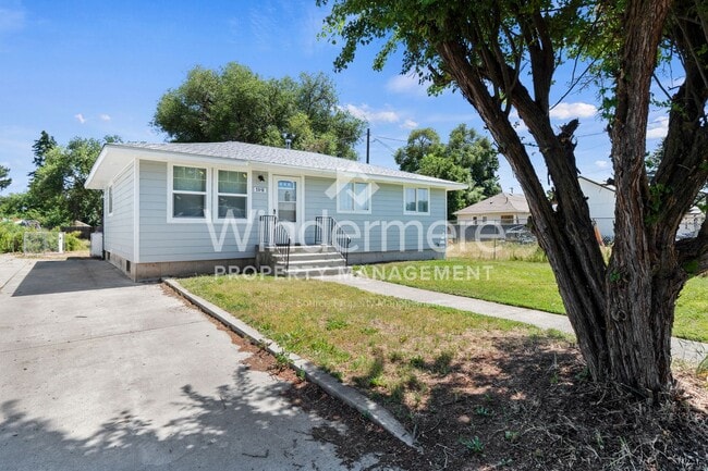 Building Photo - Welcome to this charming 3-bedroom, 1-bath...
