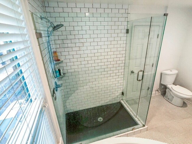 Building Photo - Beautiful Updated 2BR/2BA Condo Near Beltline