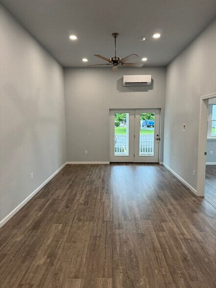 Living area - 415 W Butler Dr