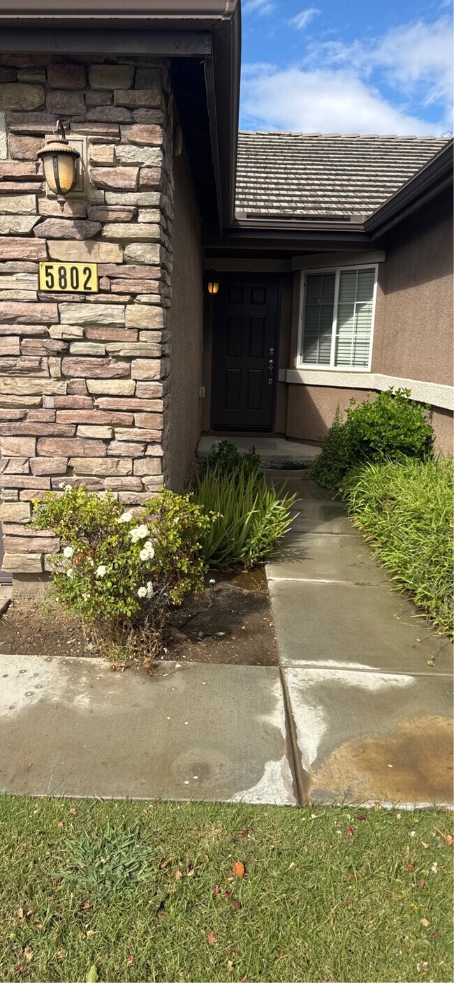 Building Photo - 5802 Ashintully Ave