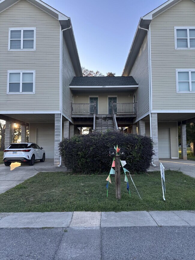 Building Photo - Great townhome 3/2 fully furnished!