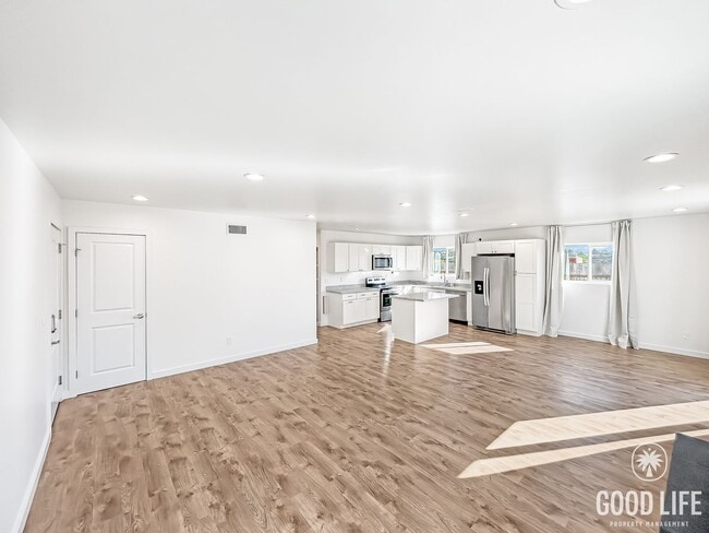 Building Photo - Beautiful 3BD/2BA with Updated Kitchen, 2-Car Detached Garage and A/C in Clairemont!