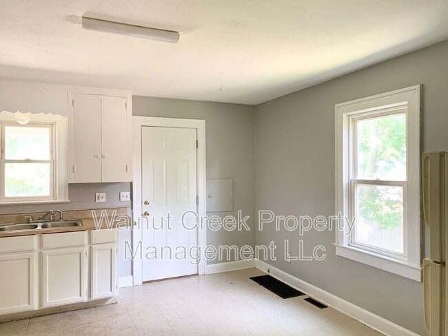 Building Photo - 1911 E 34th St